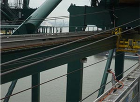 Dans la chaîne porte-câbles, les câbles sont guidés de façon sûre et ne peuvent se prendre nulle part.