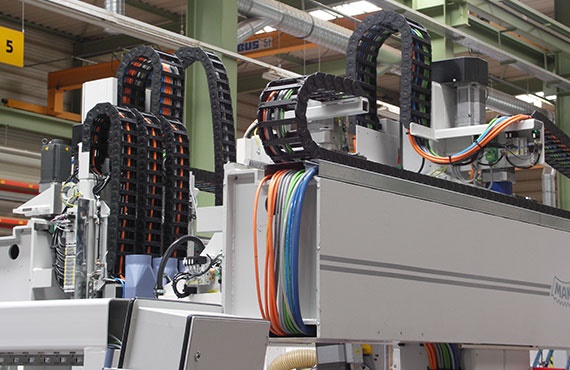 Chaînes porte-câbles dans des centres d'usinage CNC