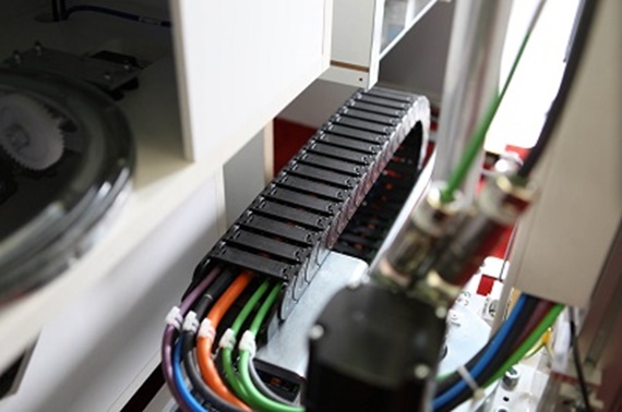 Câble Ethernet dans une chaîne porte-câbles