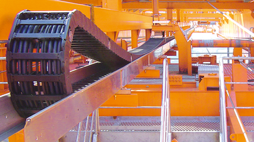 Chaînes porte-câbles à roulettes