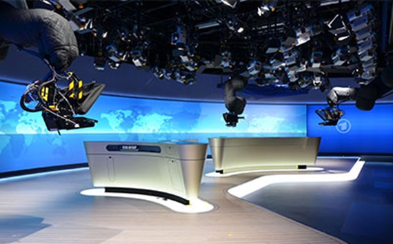 Caméra robotisée dans un studio destiné au journal télévisé