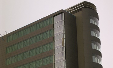 Lamelles réglables sur une façade