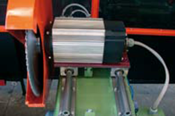 Guidage linéaire pour arbres ronds drylin® R pour le positionnement précis d'une scie à rouleaux de film plastique