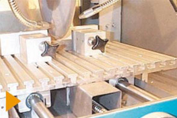 Arbre en aluminium drylin® R assurant un guidage linéaire précis dans une tronçonneuse