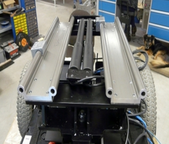 Fauteuil roulant électriques pour fortes charges équipé d'un guidage linéaire compact drylin W