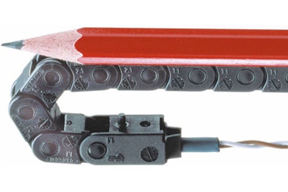 Comparatif de taille : chaîne porte-câbles et crayon à papier