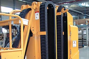 Grove Manlift avec chaîne porte-câbles repliée prenant très peu de place