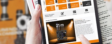 Main avec tablette et revue