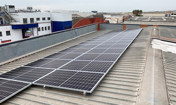 Panneaux solaires sur le toit du bureau igus en Espagne