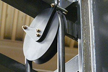 Rouleau de renvoi avec câble chainflex® dans un cadre de levage