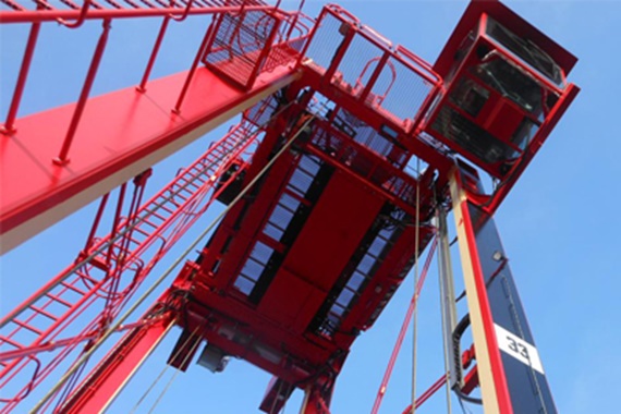 Chariot cavalier avec chaînes porte-câbles igus® et câbles chainflex®