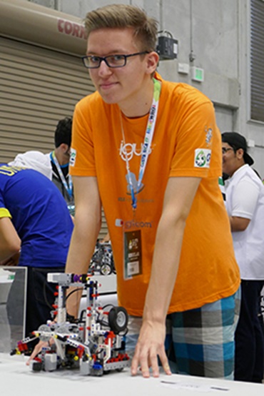 Alexander Albers avec le robot en Lego